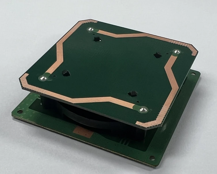 PCB RFID antenna conductor pattern and feed structure